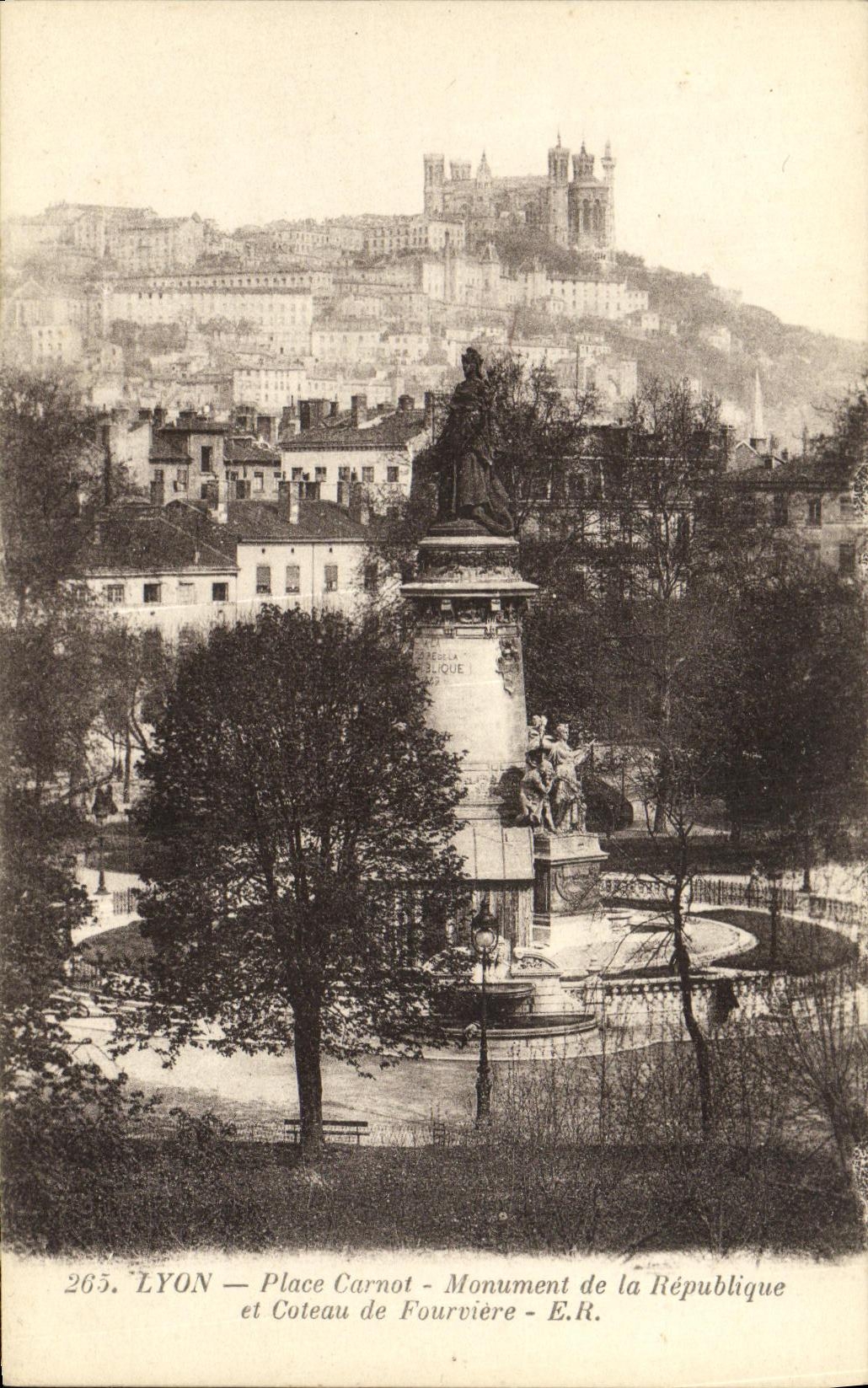 LYON — Place Carnot - Monument de la République et Coteau de Fourvière - E.R.