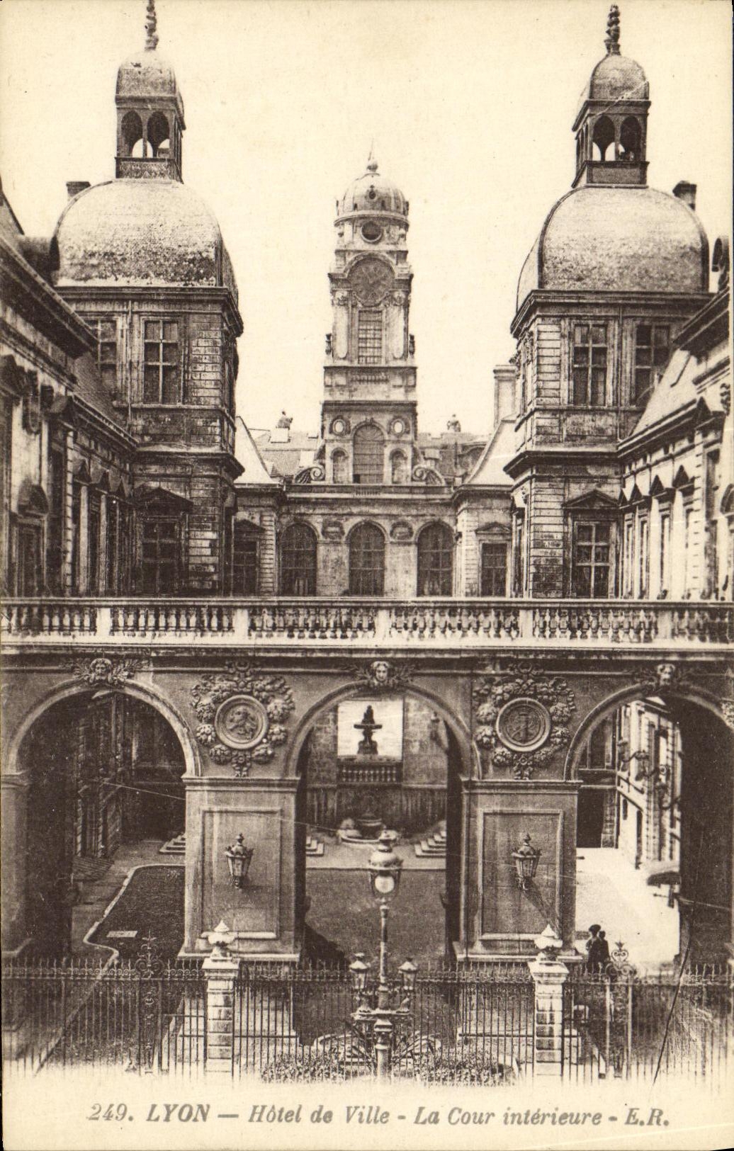 CPA Lyon Hotel de Ville la Cour interieure