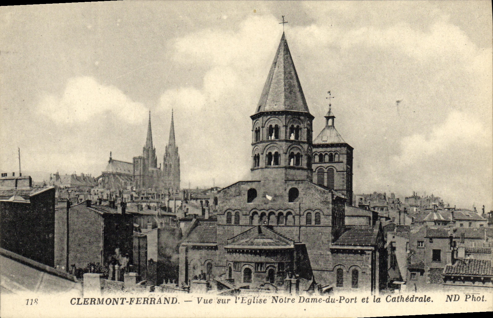 CPA Clermont Ferrand Vue sur l Eglise Notre Dame du Port et la Cathedrale 