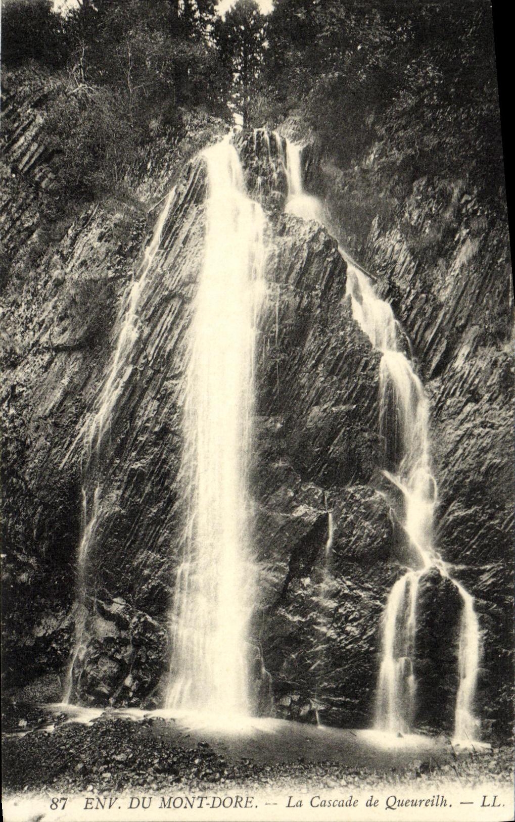 CPA Env du Mont Dore La Cascade de Queureilh