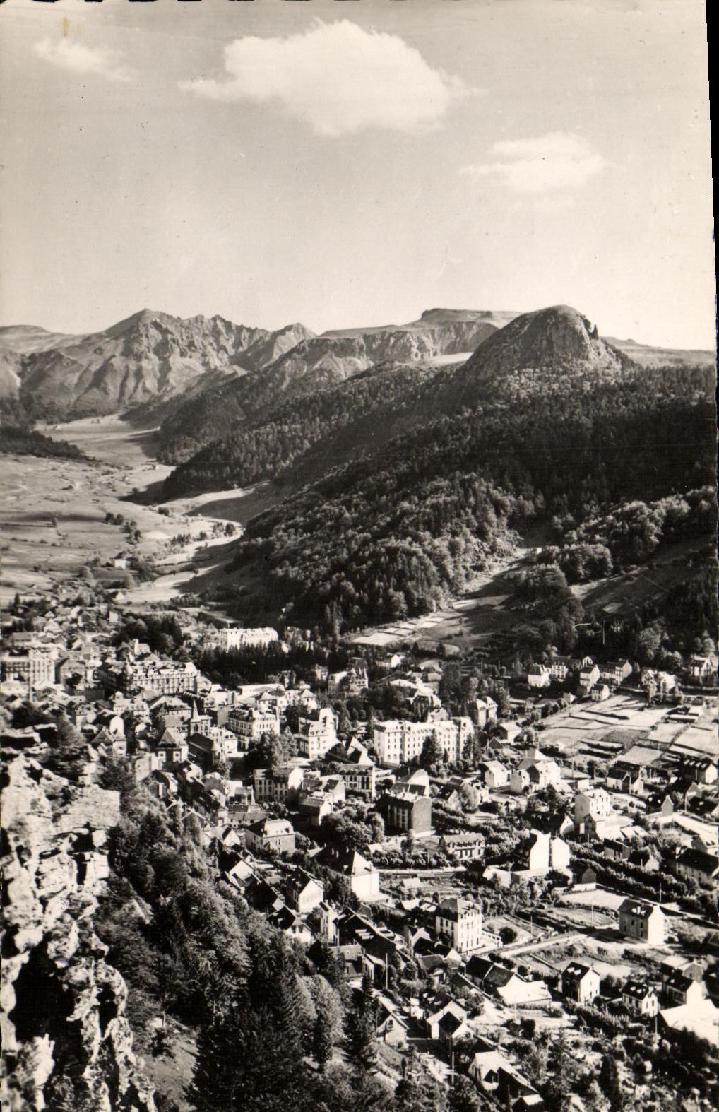 CPA Le Mont Dore Vue generale de la ville De gauche a droite Puy de Sancy Puy de Cliergue et le Capucin