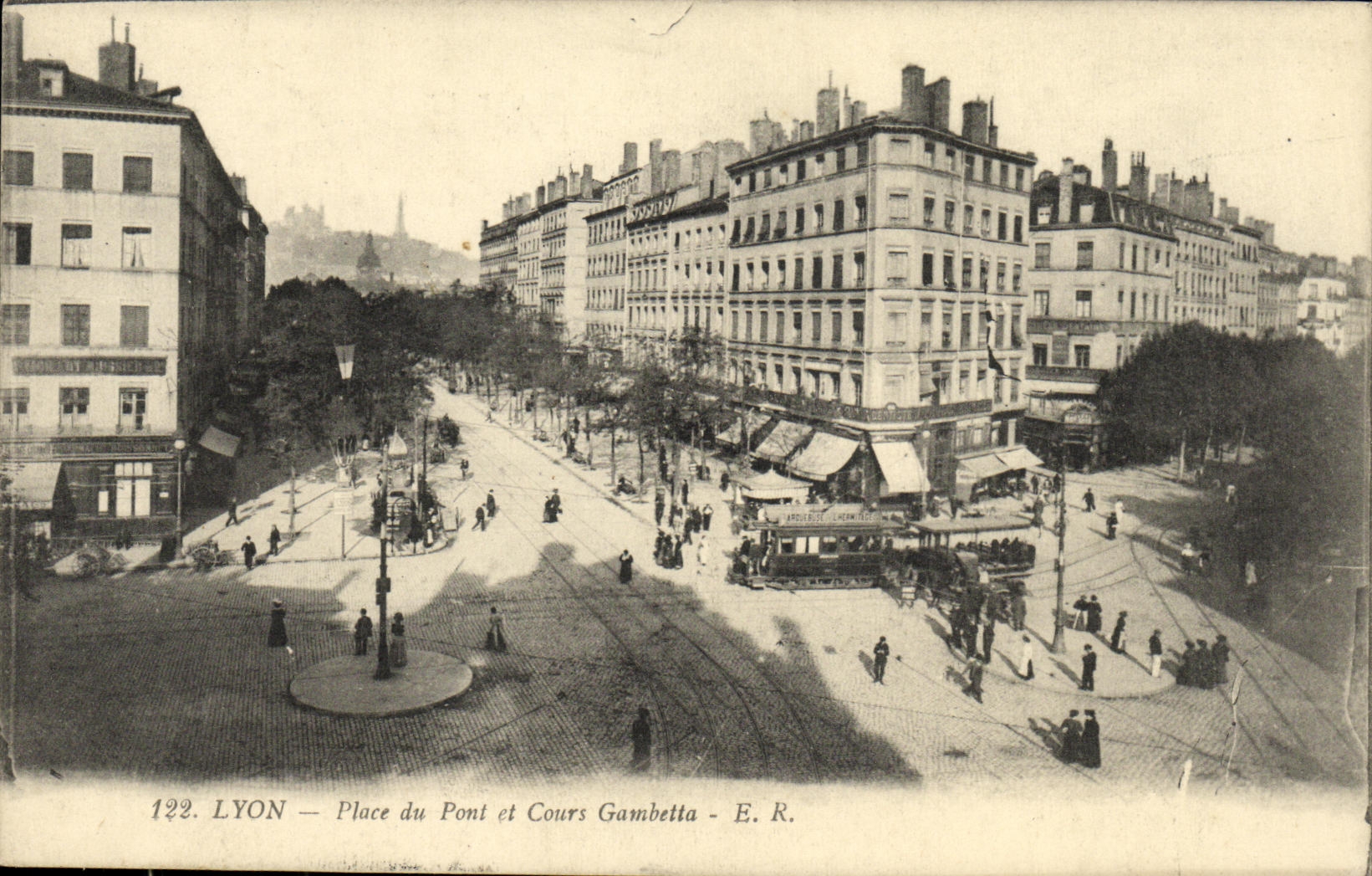CPA Lyon Place du Pont et Cours Gambetta Tramway