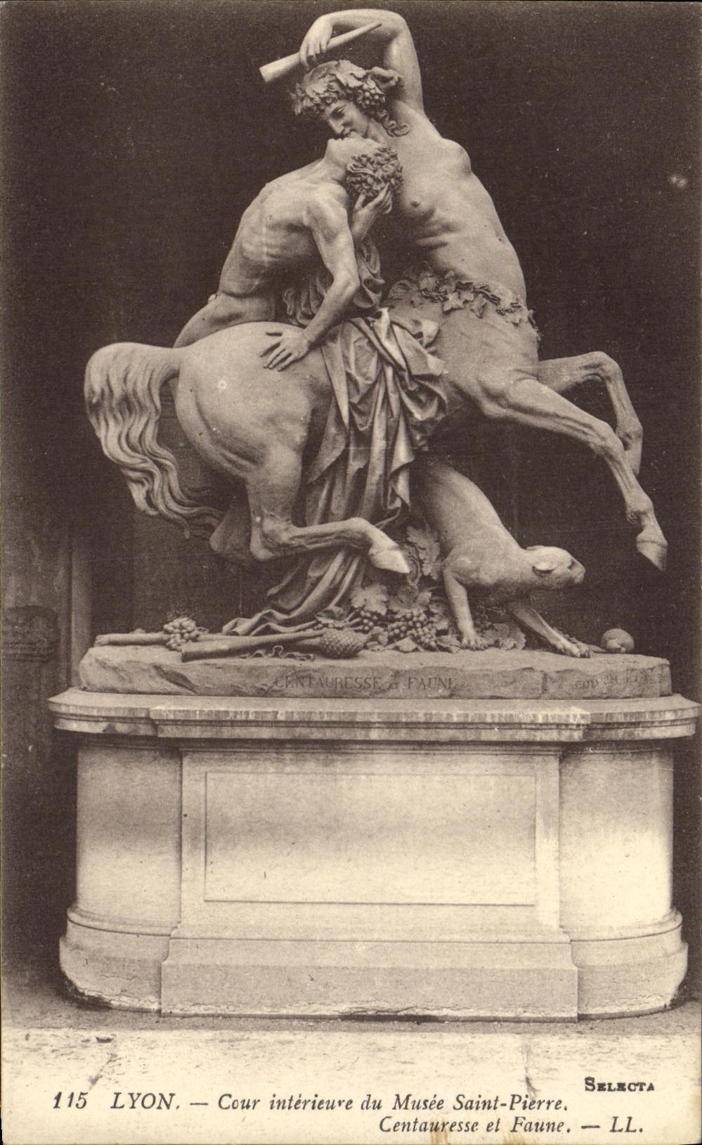LYON — Cour intérieure du Musée Saint-Pierre — Sculpture Centauresse et Faune — Selecta