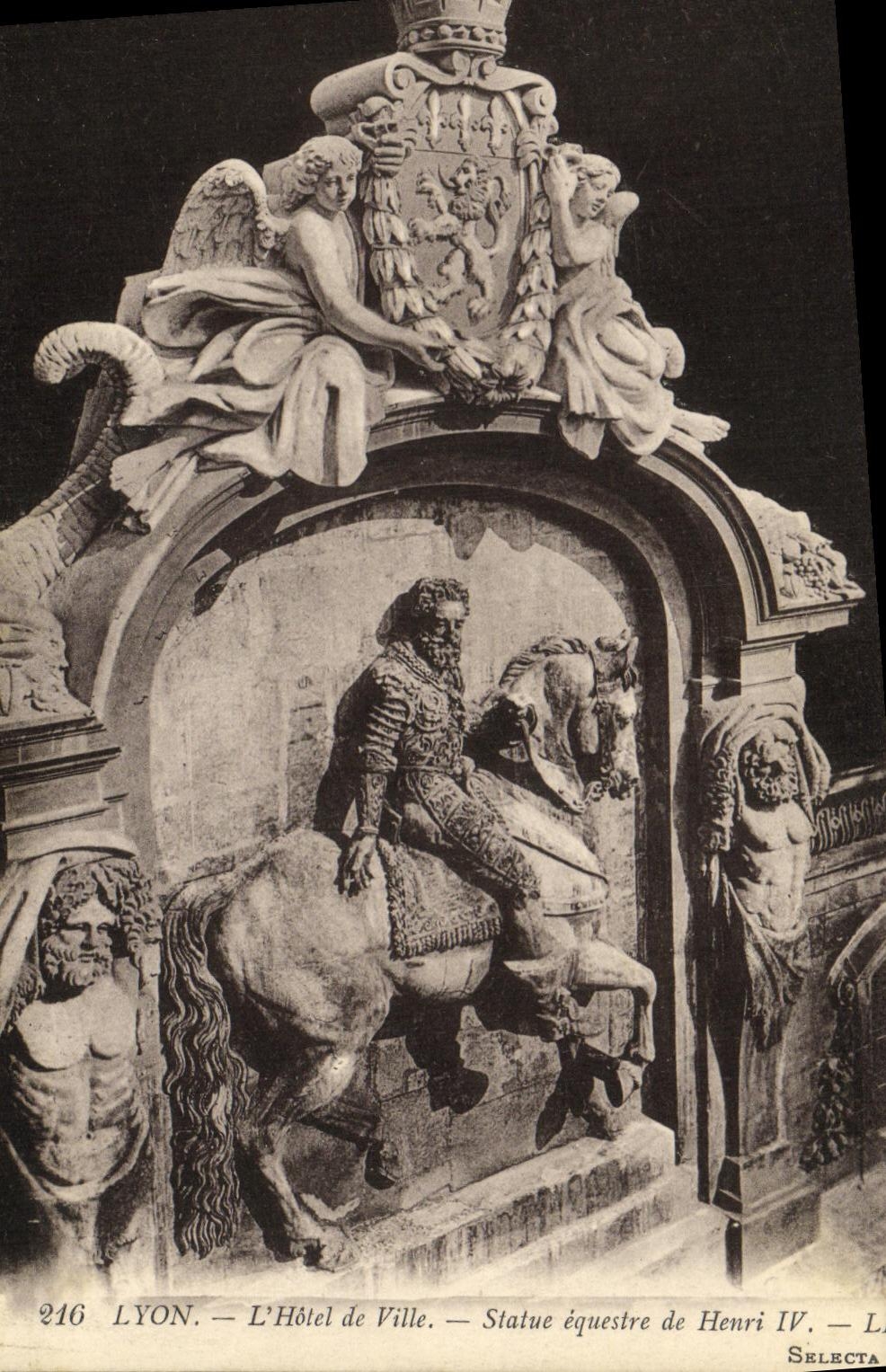 CPA Lyon L Hotel de Ville Statue equestre de Henri lV