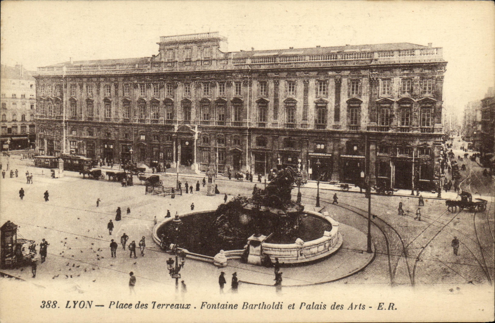 LYON — Place des Terreaux. Fontaine Bartholdi et Palais des Arts — E.R.