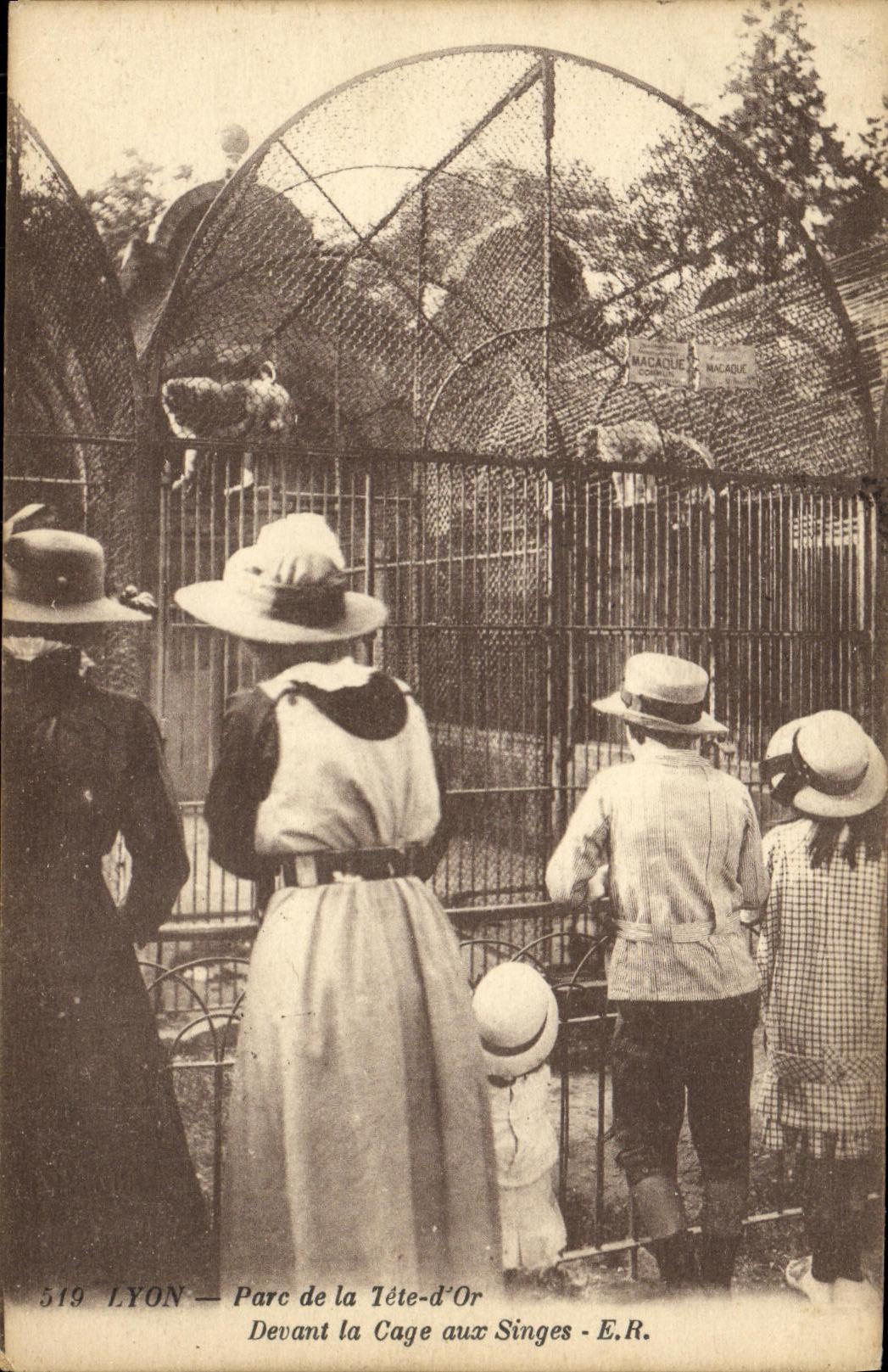 LYON — Parc de la Tête-d'Or — Vor der Affenhaus — E.R.