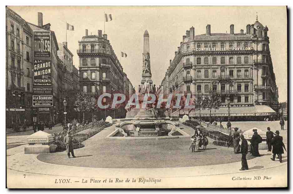 CPA Lyon La Place et la Rue de la Republique