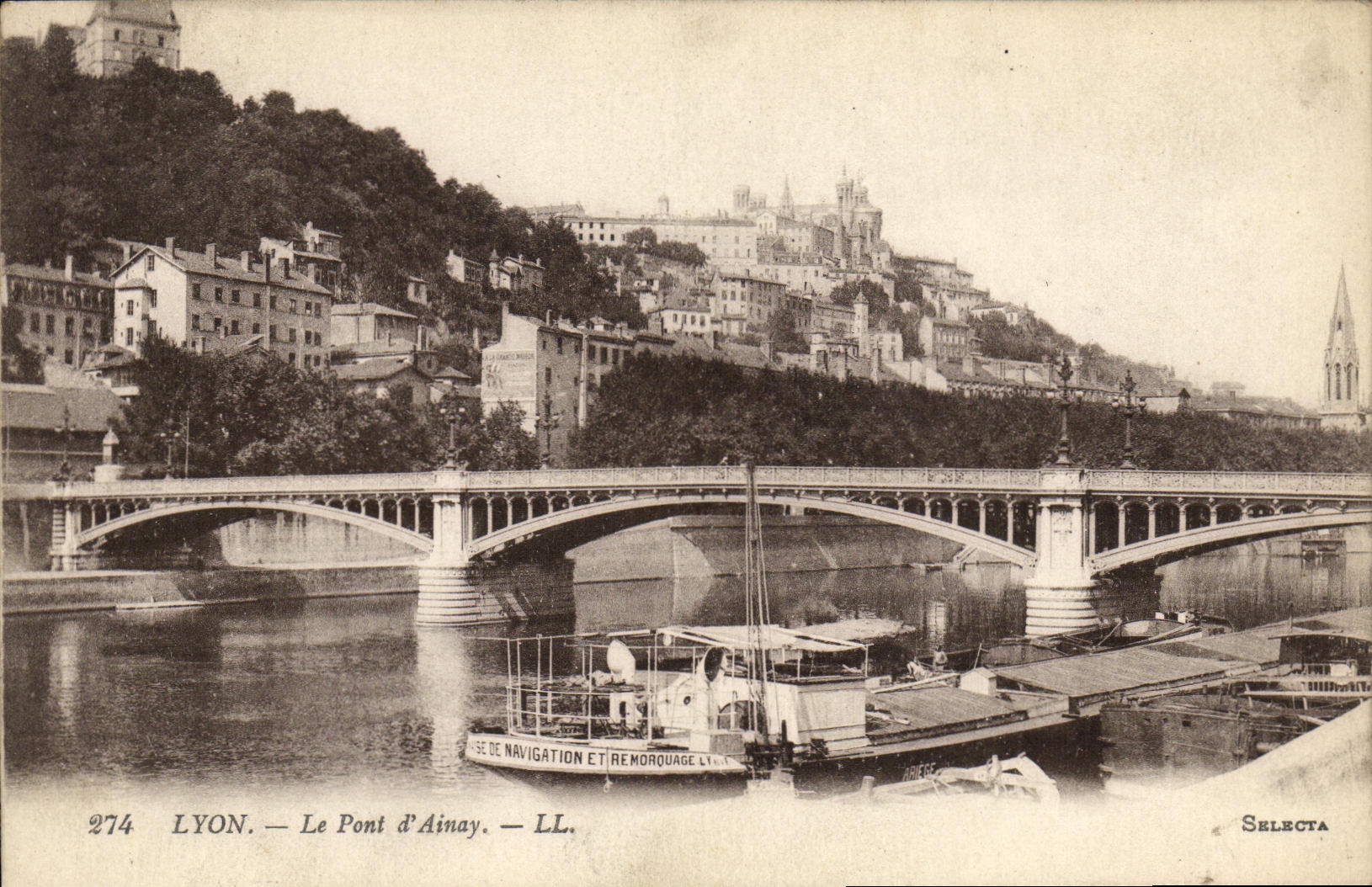 CPA Lyon Le Pont d Ainay Peniche Bateau