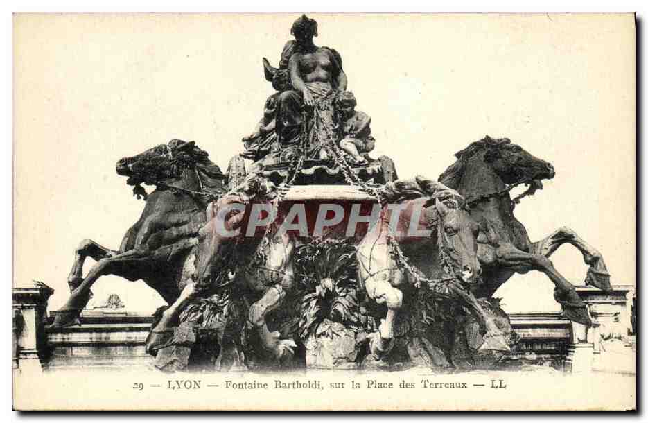 CPA Lyon Fontaine Bartholdi sur la Place des Terreaux