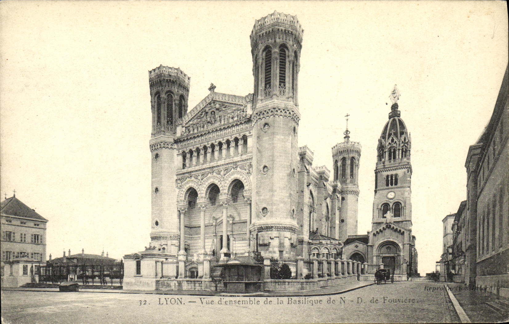 CPA Lyon Vue d ensemble de la Basilique de N D de Fourviere 