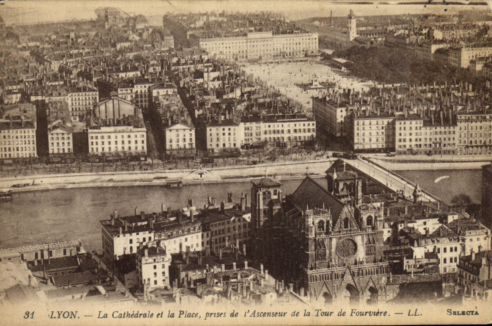 LYON. — La Cathédrale et la Place, prises de l'Ascenseur de la Tour de Fourvière. — LL. SELECTA