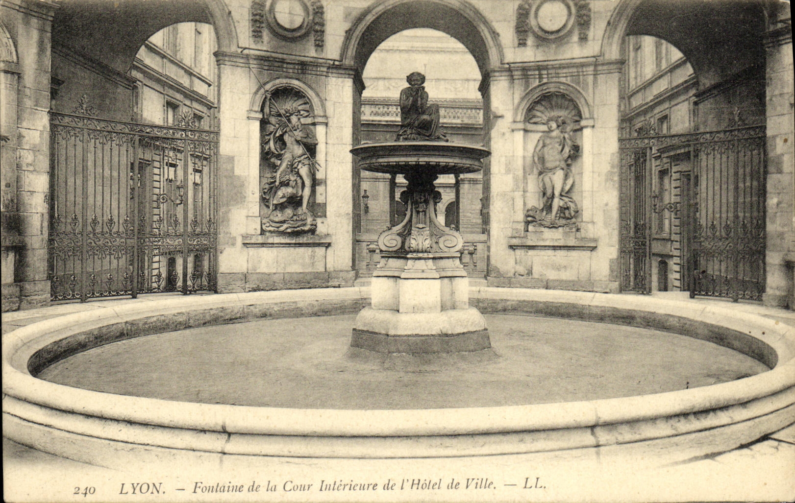 LYON — Fontaine de la Cour Intérieure de l'Hôtel de Ville — LL. — n° 240