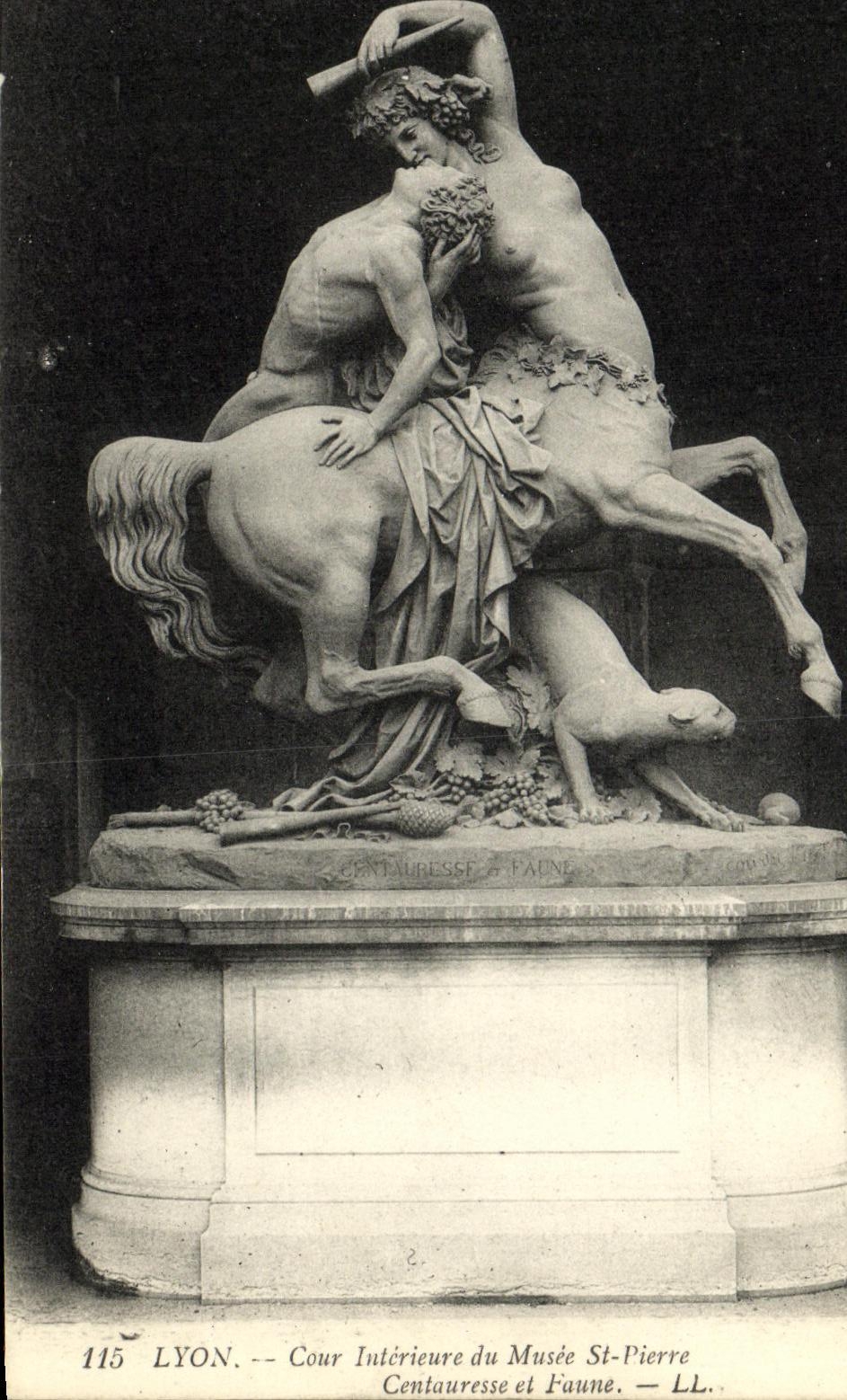Lyon — Cour intérieure du Musée Saint-Pierre — Sculpture du Centaure et du Faune — LL