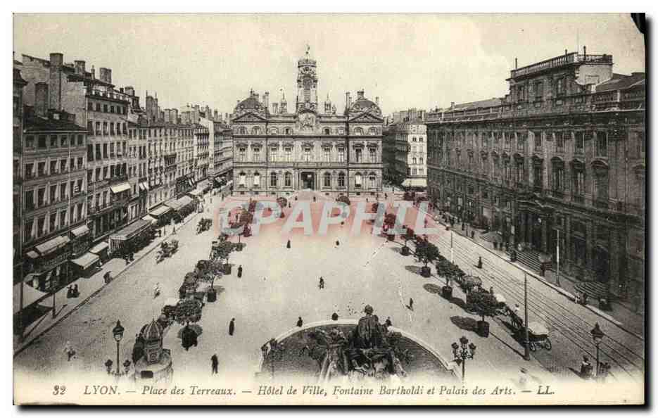 LYON — Place des Terreaux — Hôtel de Ville, Fontaine Bartholdi et Palais des Arts — LL.