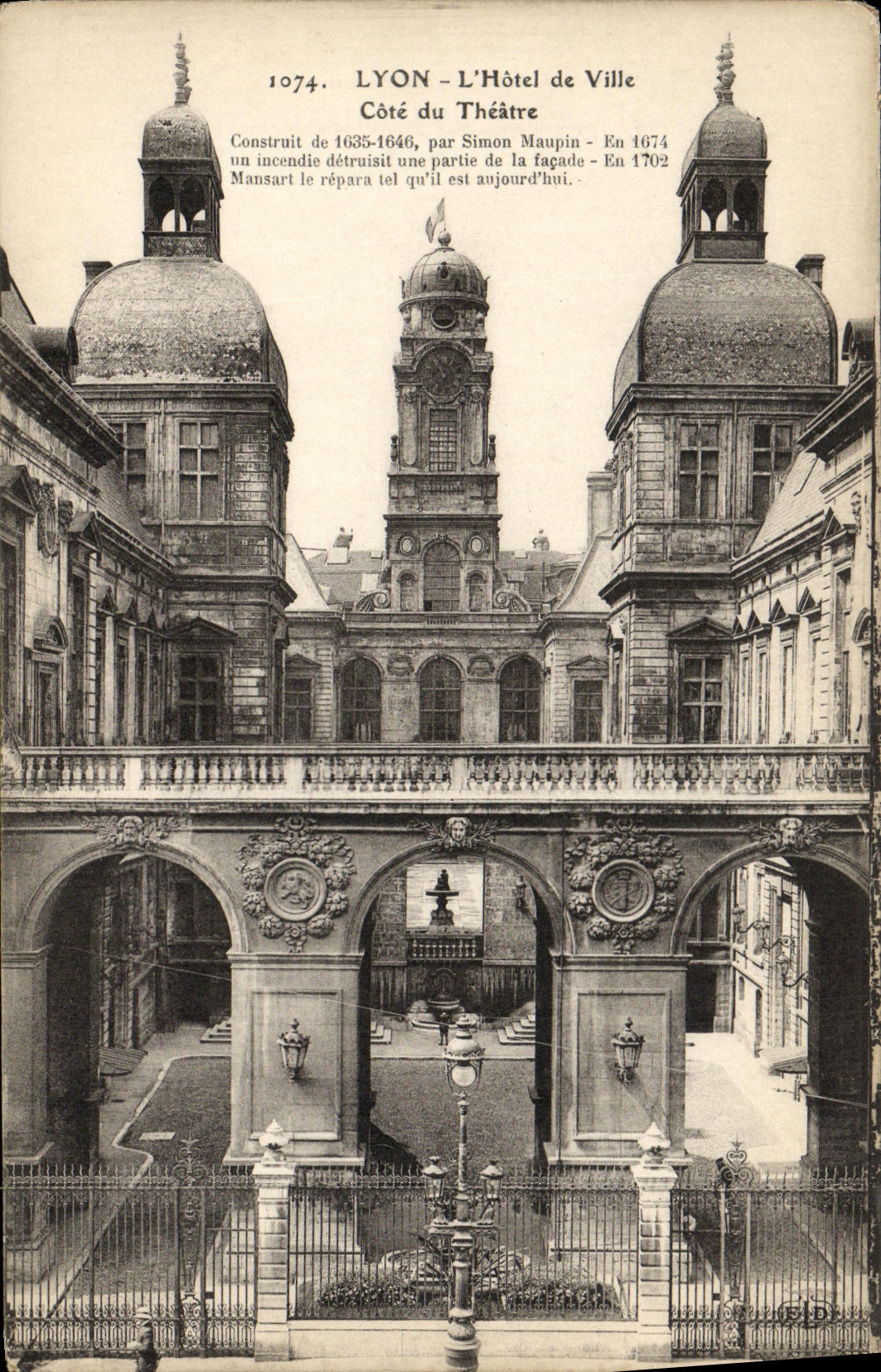LYON - L'Hôtel de Ville - Côté du Théâtre — éditeur CPAPHIL, n° 1074