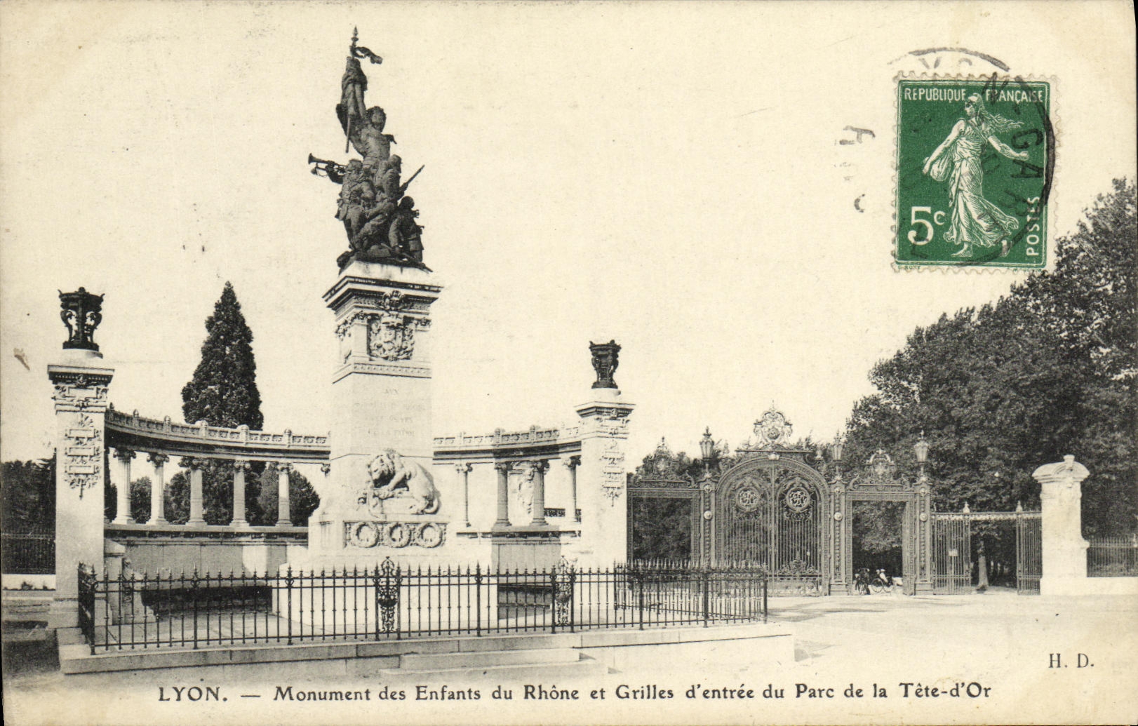 LYON. — Monument des Enfants du Rhône et Grilles d'entrée du Parc de la Tête-d'Or