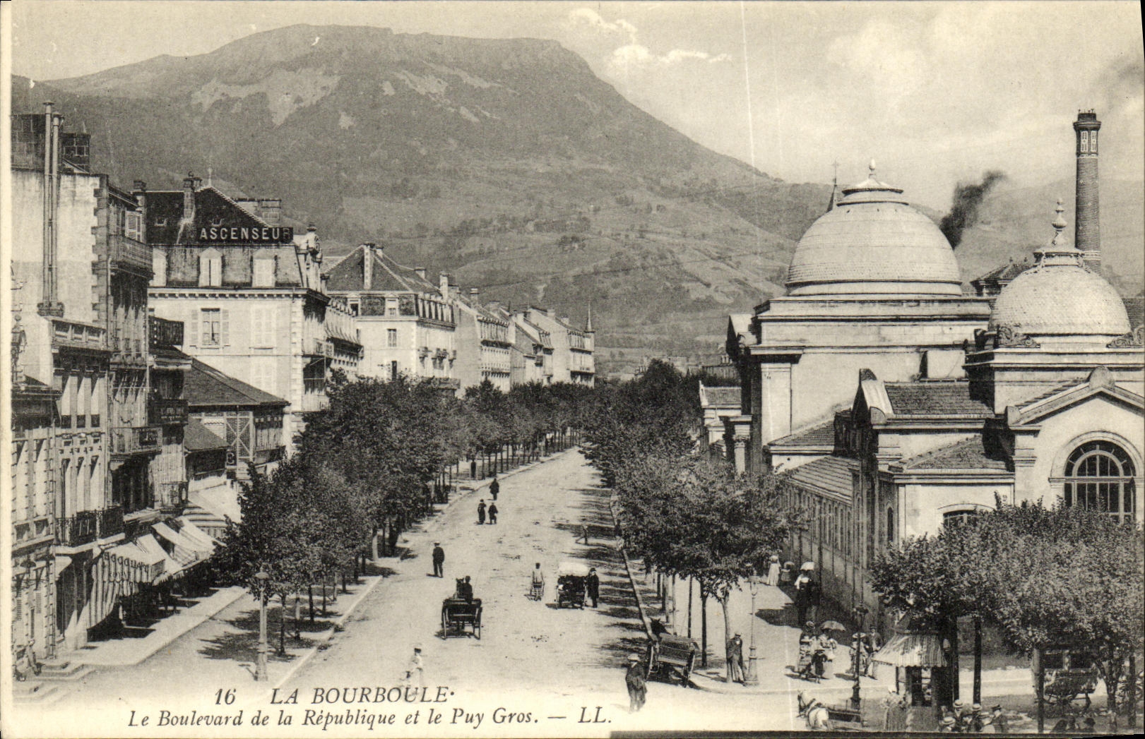CPA La Bourboule Boulevard de la Republique et le Puy Gros