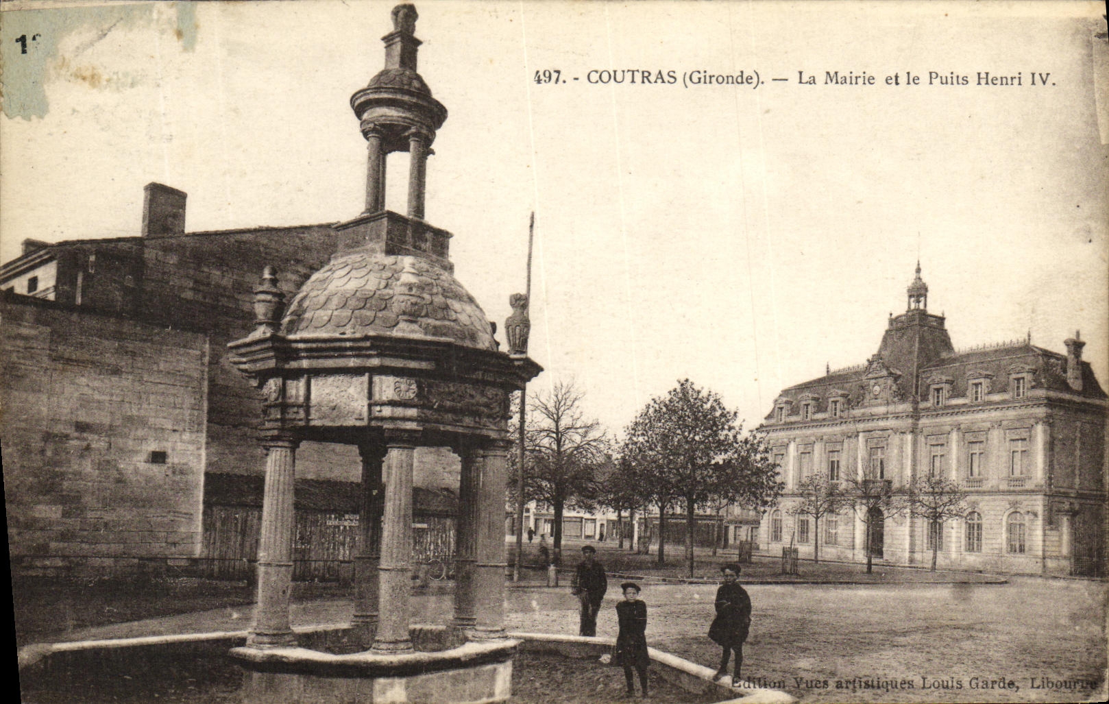 CPA Coutras La Mairie et le Puits Henri IV