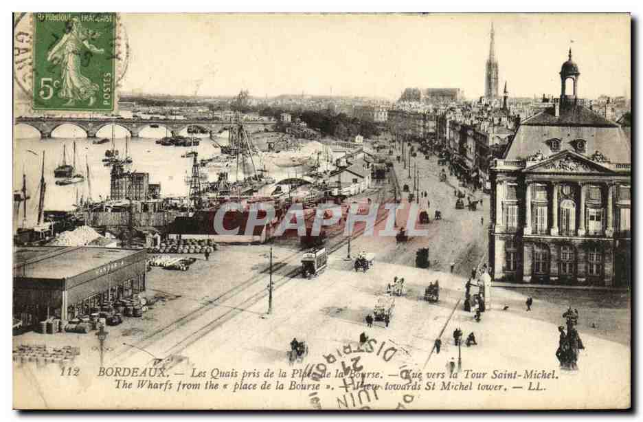 CPA Bordeaux Les Quais Pris de la Place de la Bourse Vue vers la Tour Saint Michel