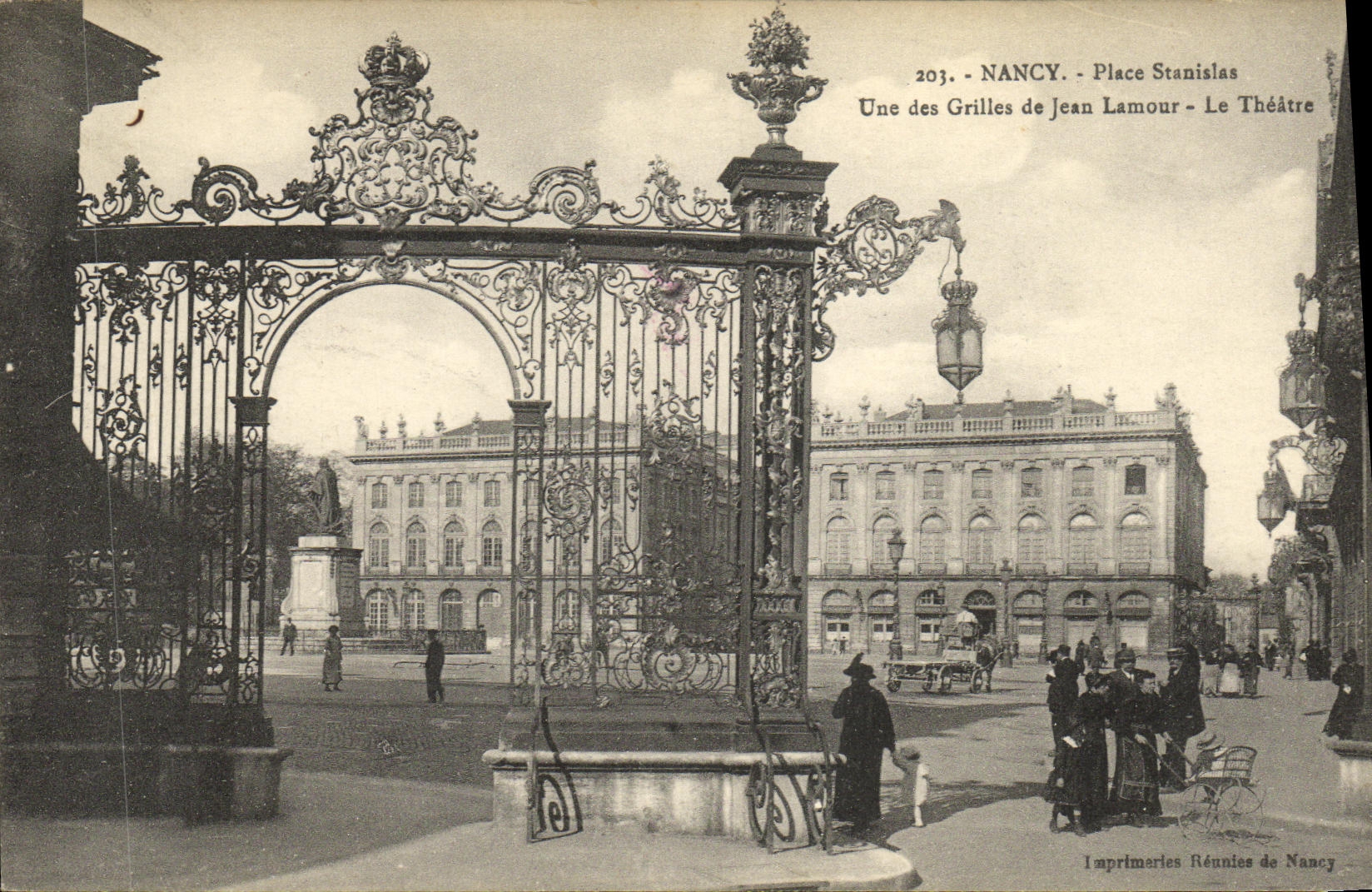 CPA Nancy Place Stanislas Une des Grilles de Jean Lamour Le theatre