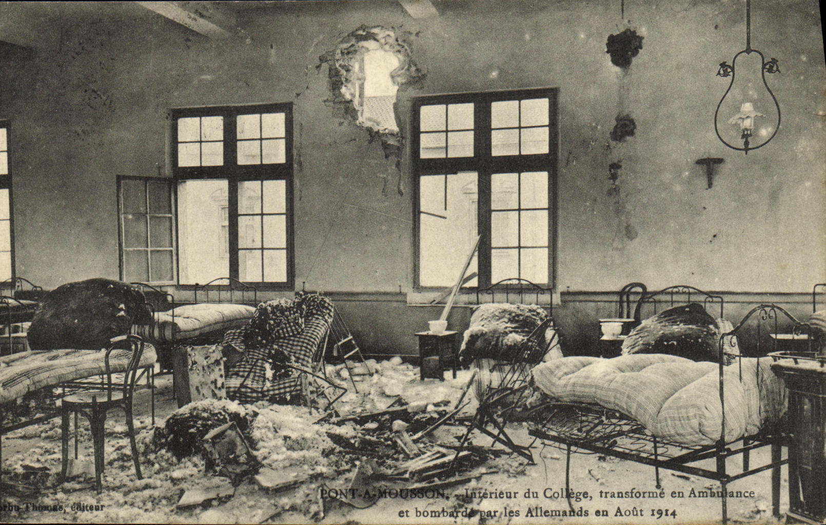 Pont-a-Mousson — Intérieur du Collège transformé en Ambulance et bombardé par les Allemands en Août 1914 — éditeur Thomas