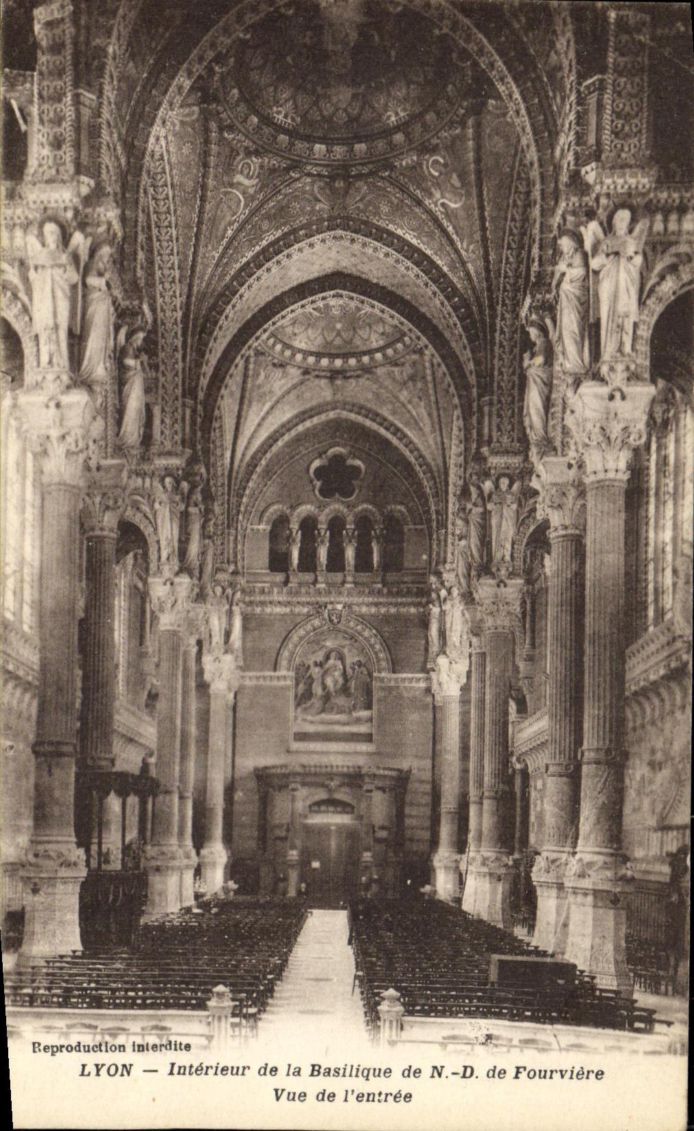 LYON — Intérieur de la Basilique N.-D. de Fourvière — Vue de l'entrée