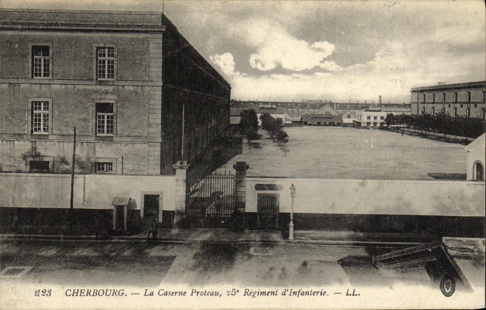 CPA Environs de Cherbourg La Casterne Proteau 25eme regiment d infanterie Militaria 