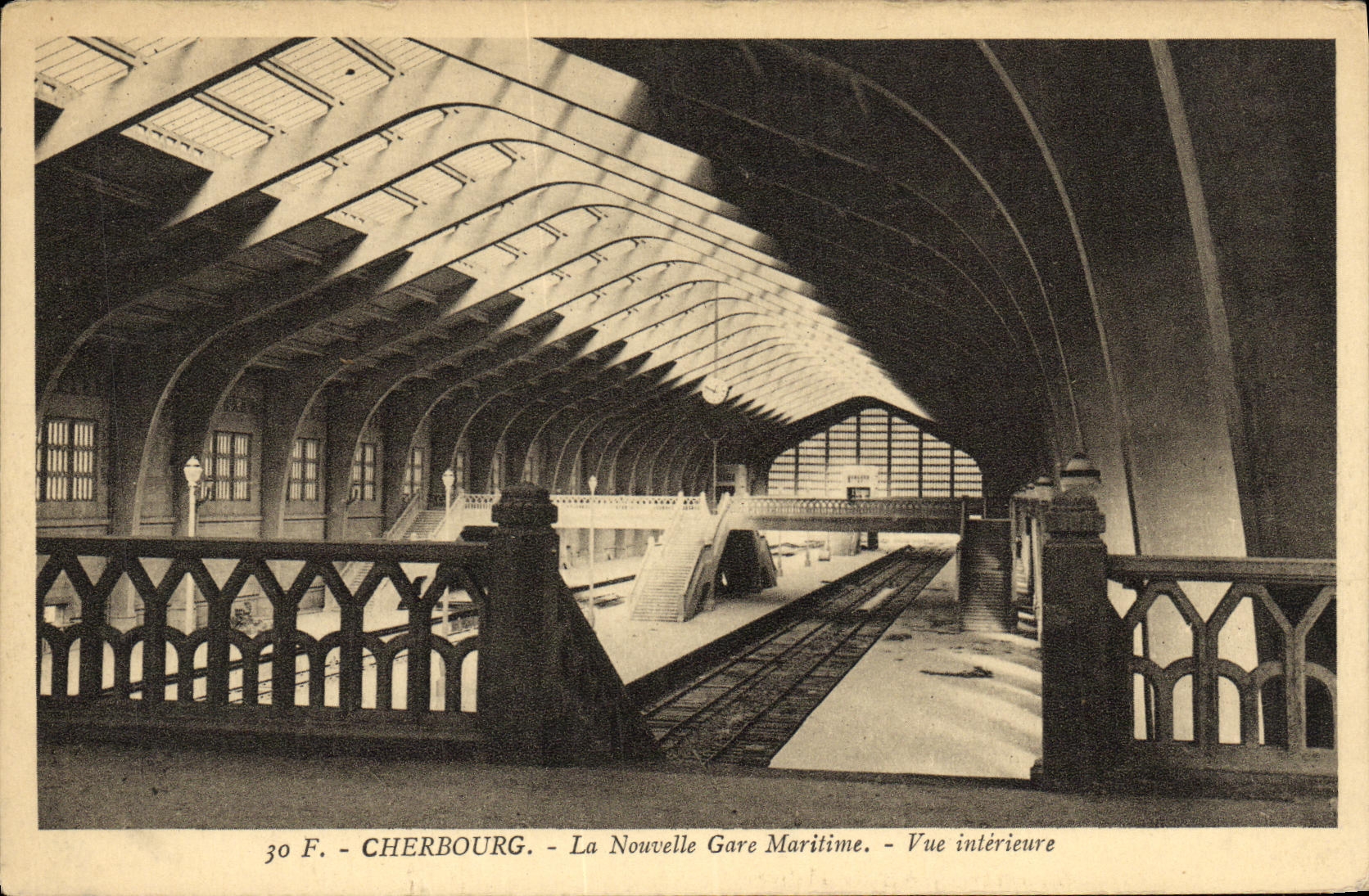 CPA Cherbourg La Nouvelle Gare Maritime Vue Interieure