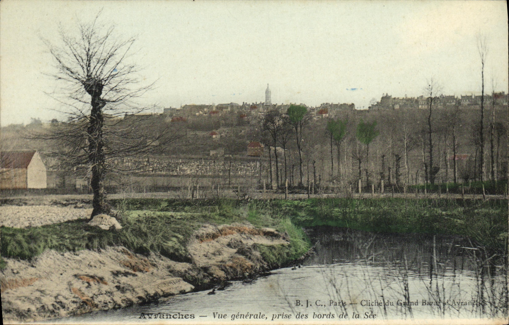 Avranches — Vue générale, prise des bords de la Sée — B. J. C., Paris — Cliché du Grand Bazar d'Avranches