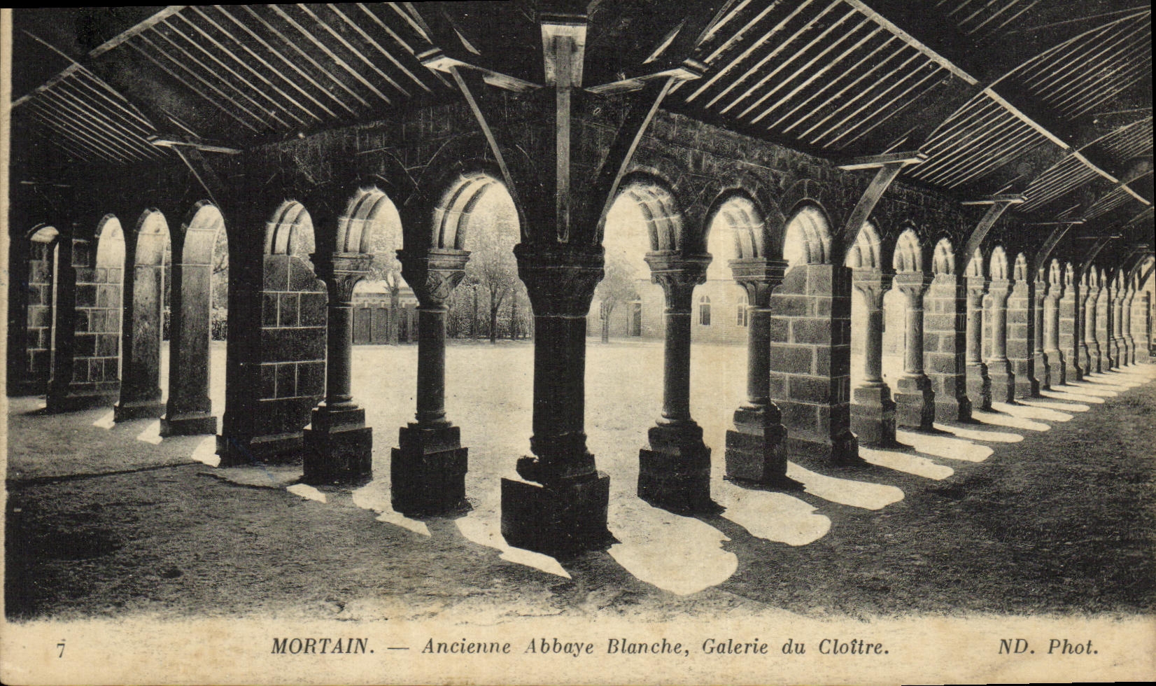 CPA Mortain Ancienne Abbaye Blanche Galerie du Cloitre