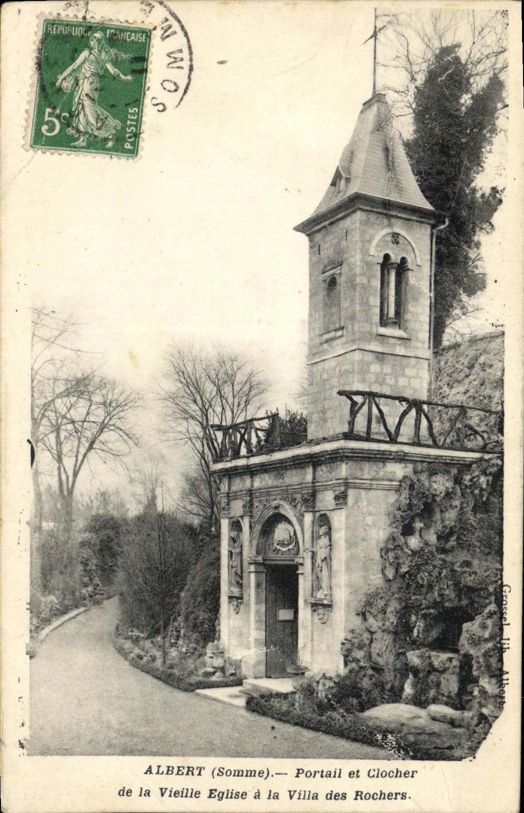 CPA Albert Portail et Clocher de la Vieille Eglise a la villa des rochers