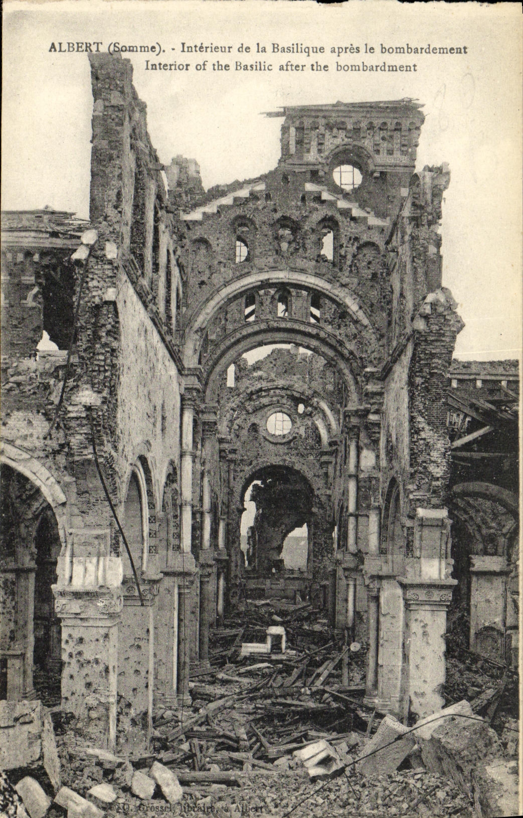 CPA Albert Interieur de la Basilique apres le bombardement Militaria 