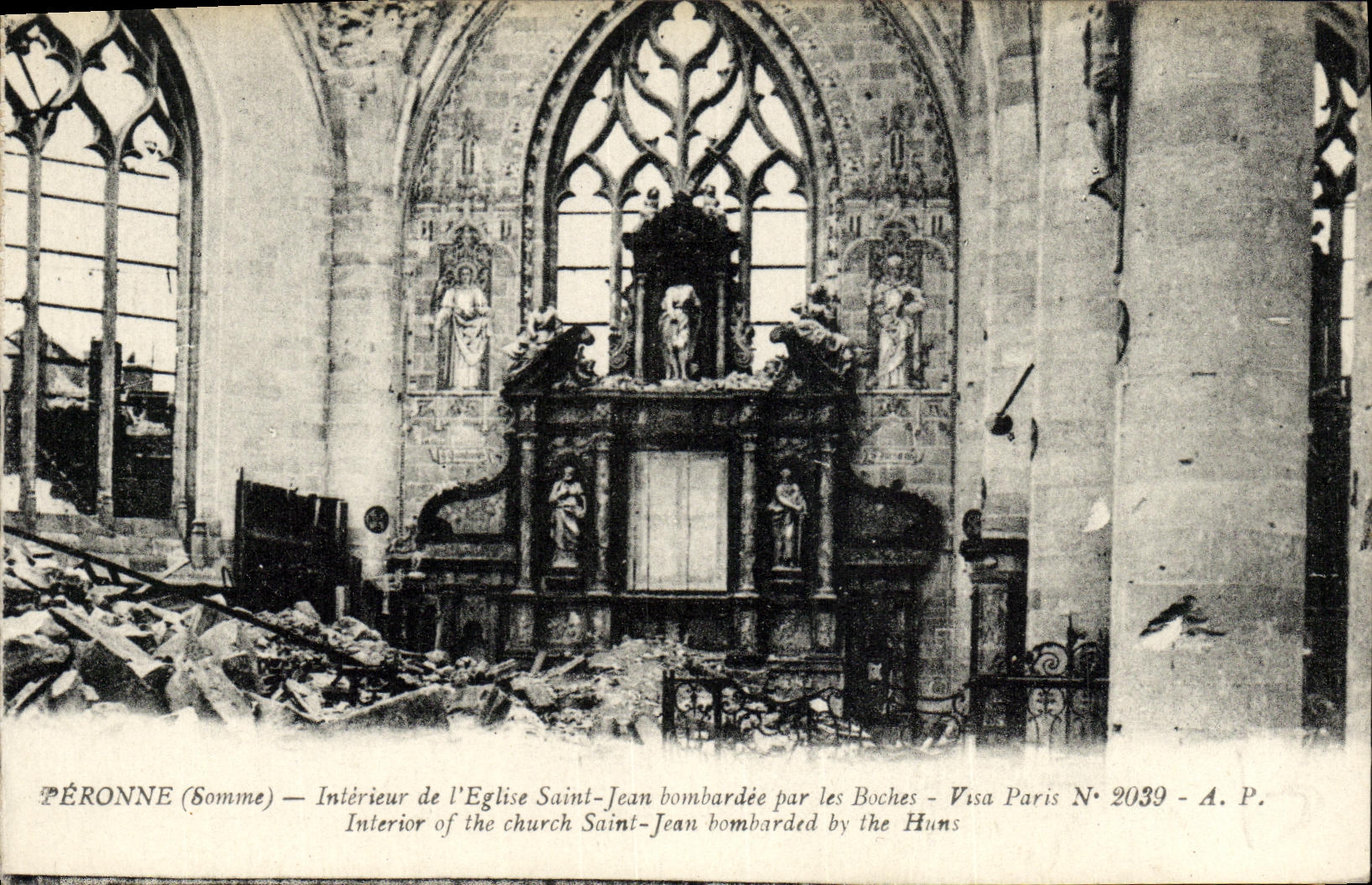 PÉRONNE (Somme) — Intérieur de l'Église Saint-Jean bombardée par les Boches — Visa Paris N° 2039 - A.P.