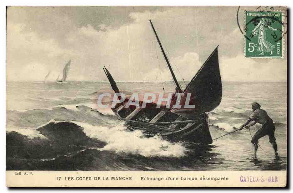 CPA Les Cotes De La Manche Echouage d une barque desemparee Bateau