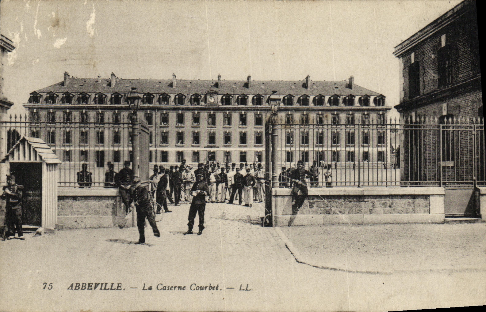 CPA Abbeville La Caserne Courbet Militaria 