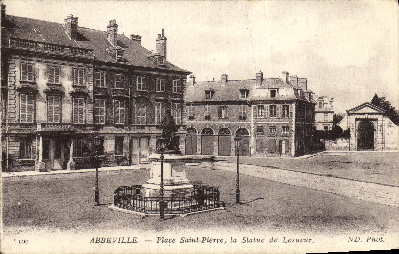 CPA Abbeville Place Saint Pierre La Statue de Lesueur