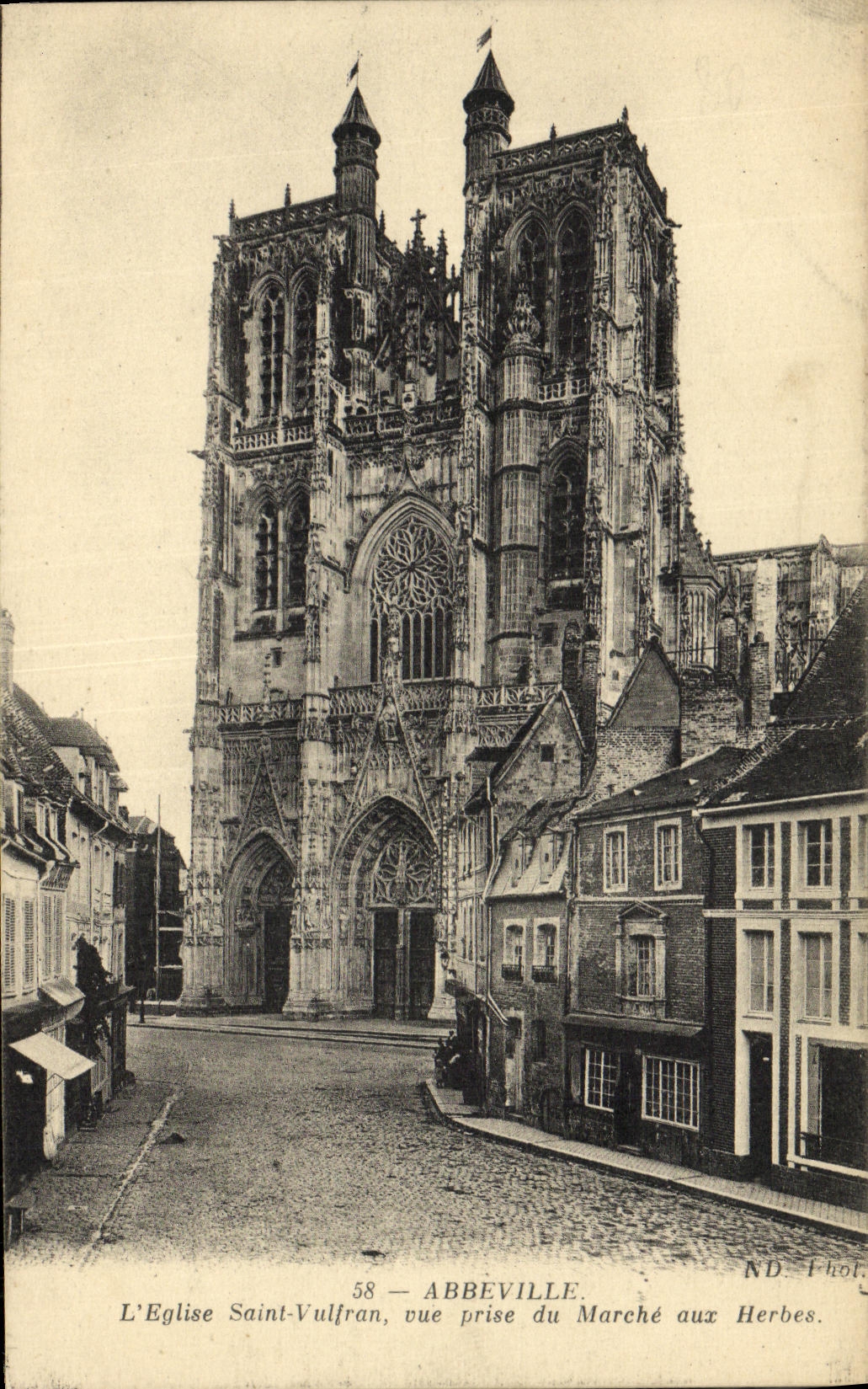 CPA Abbeville L Eglise Saint Vulfran Vue Prise du Marche Aux Herbes