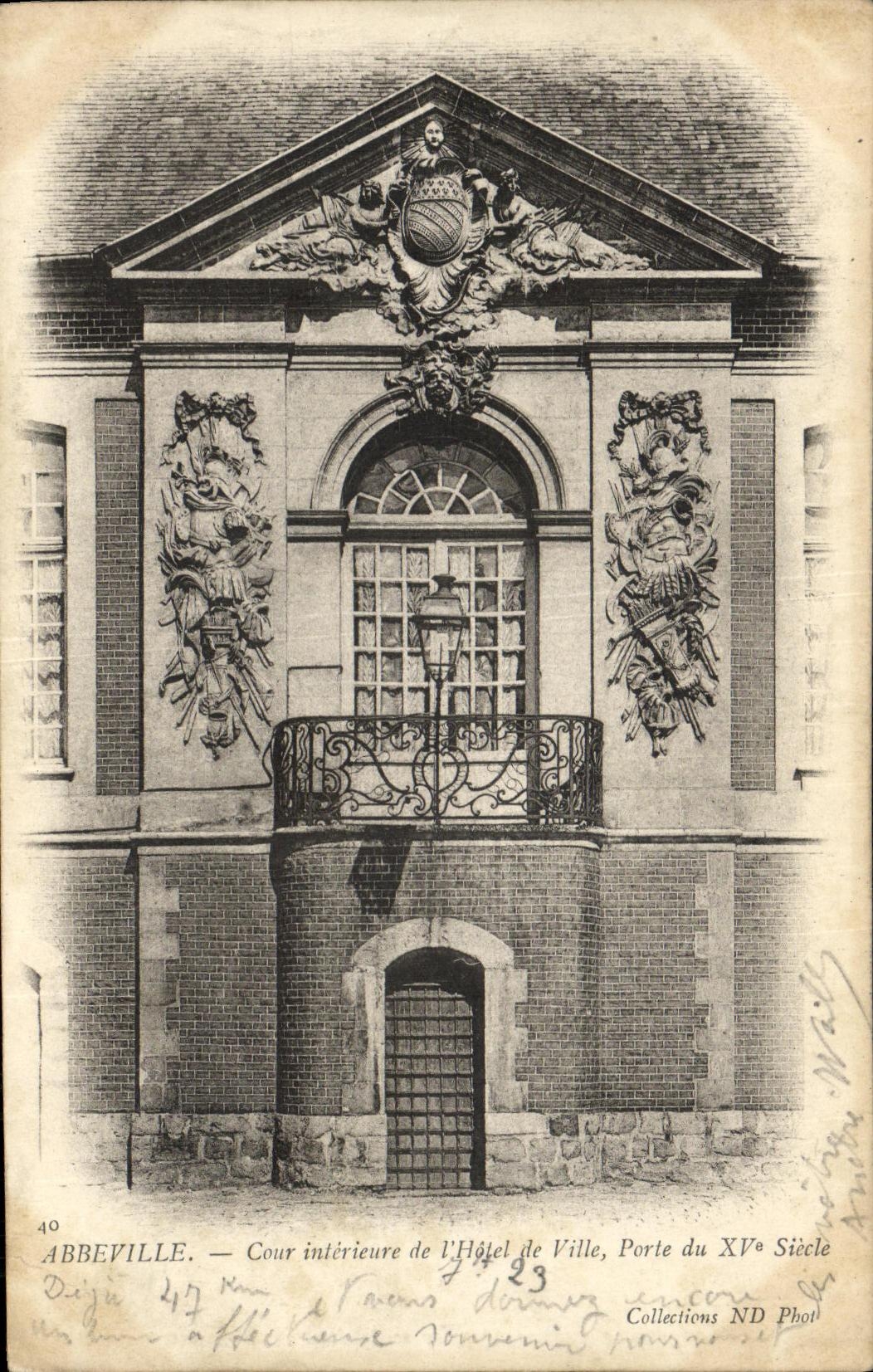 CPA Abbeville Cour Interieure de L Hotel de Ville