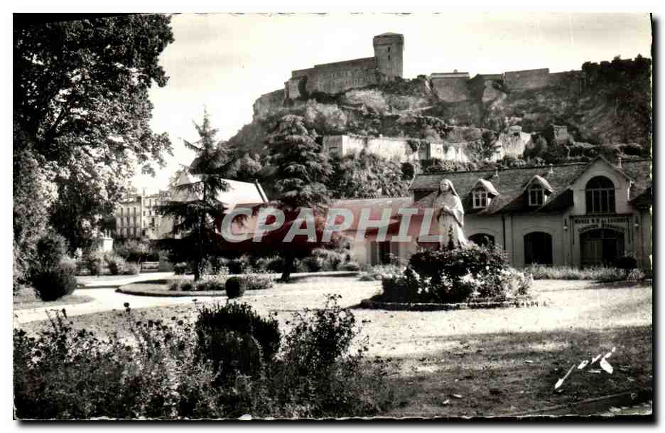 CPM Lourdes Musee Notre Dame de Lourdes et le Chateau fort