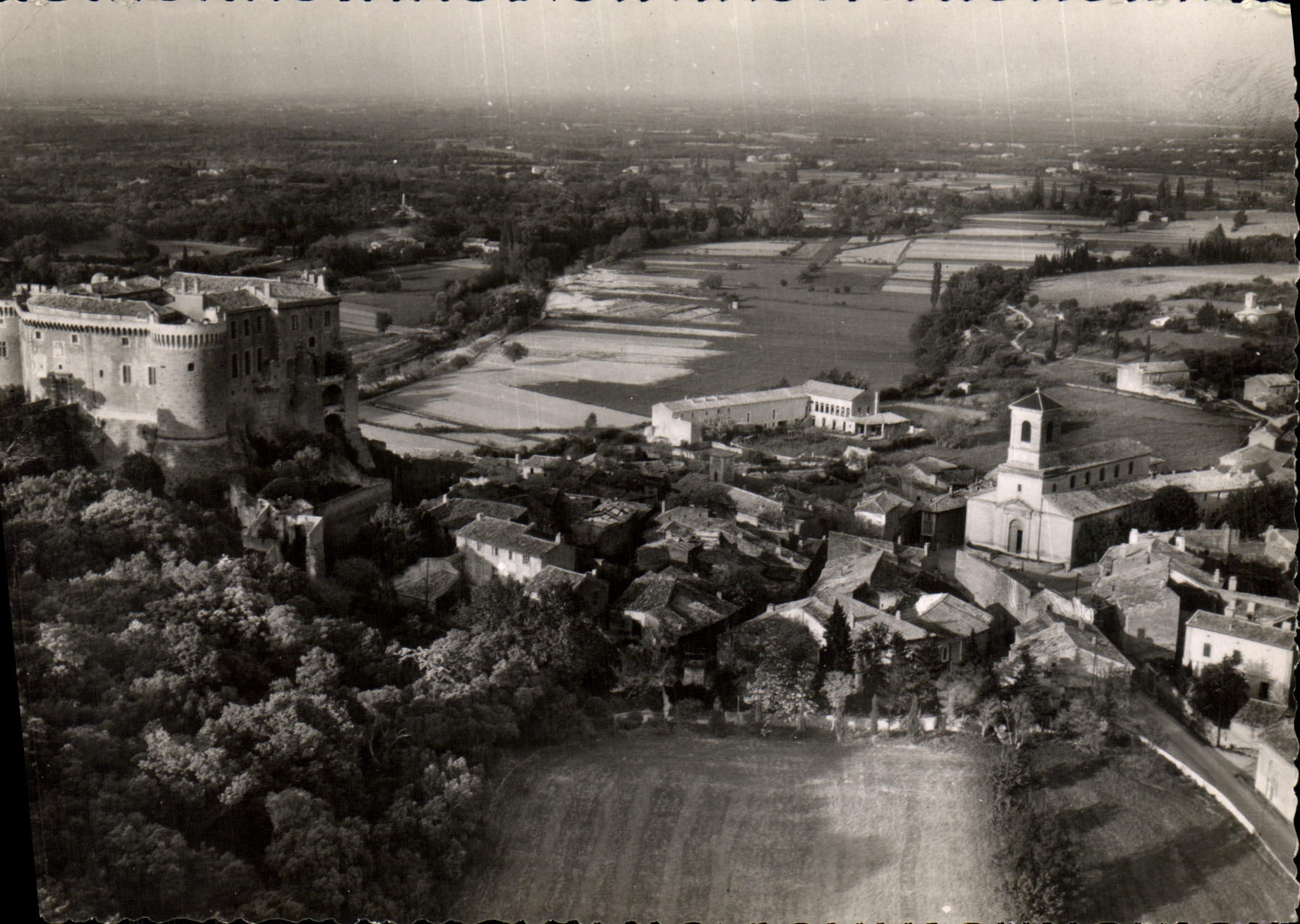 Suzé-la-Rousse — Vue aérienne sur la ville et le château (14e siècle) — Photographies aériennes CELLARD - LYON