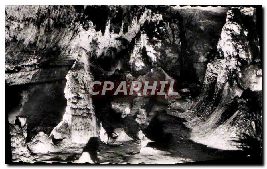 Grotte — formations calcaires — sans éditeur ni numéro visible