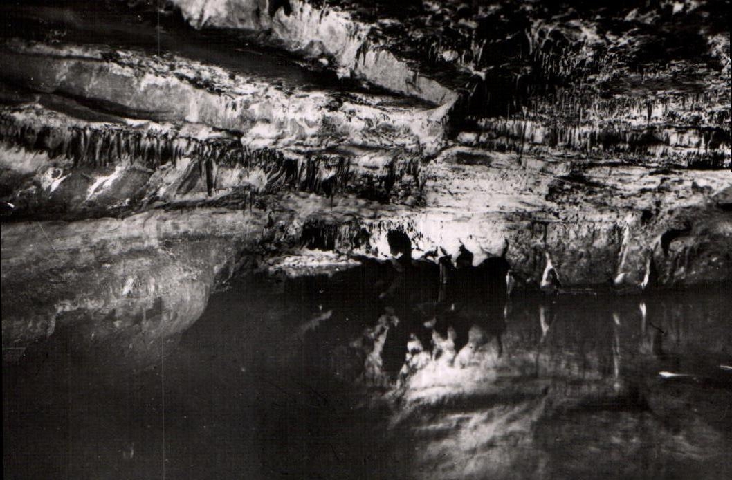Grotte — vue intérieure avec cascade et étang — CPAPHIL