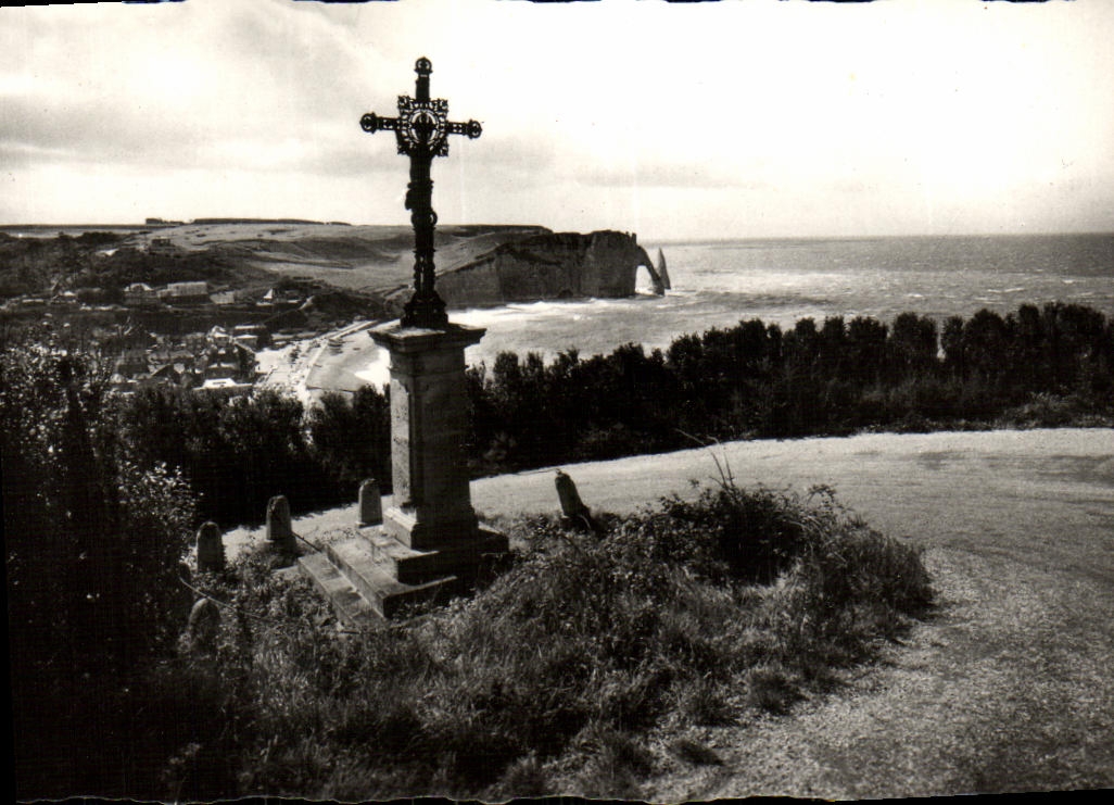 CPM Etretat Le Calvaire la Falaise et la Porte d Aval 