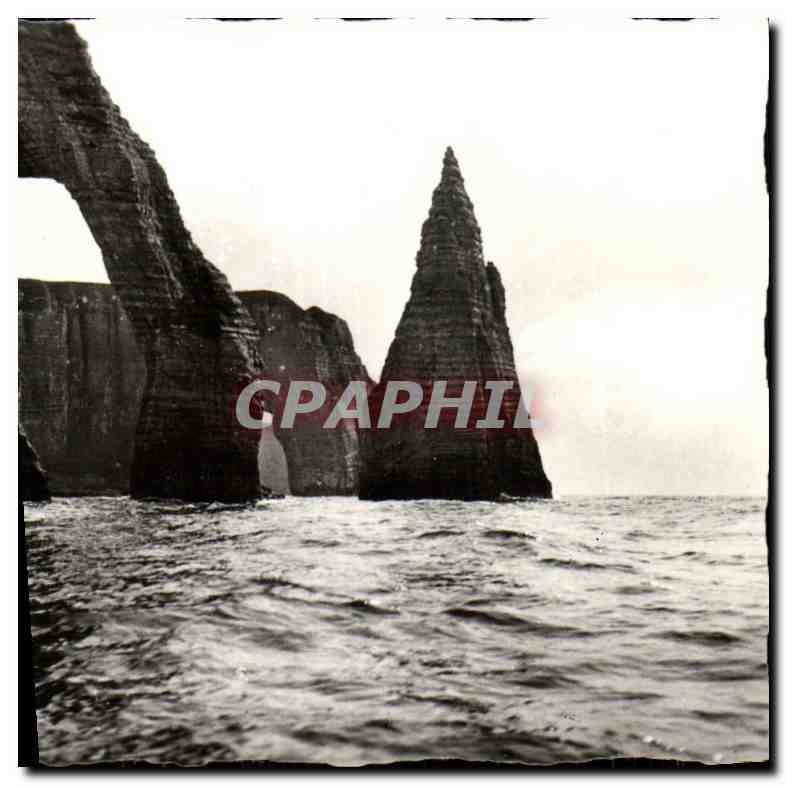 CPM Etretat Vues de la haute mer La Porte d Aval 