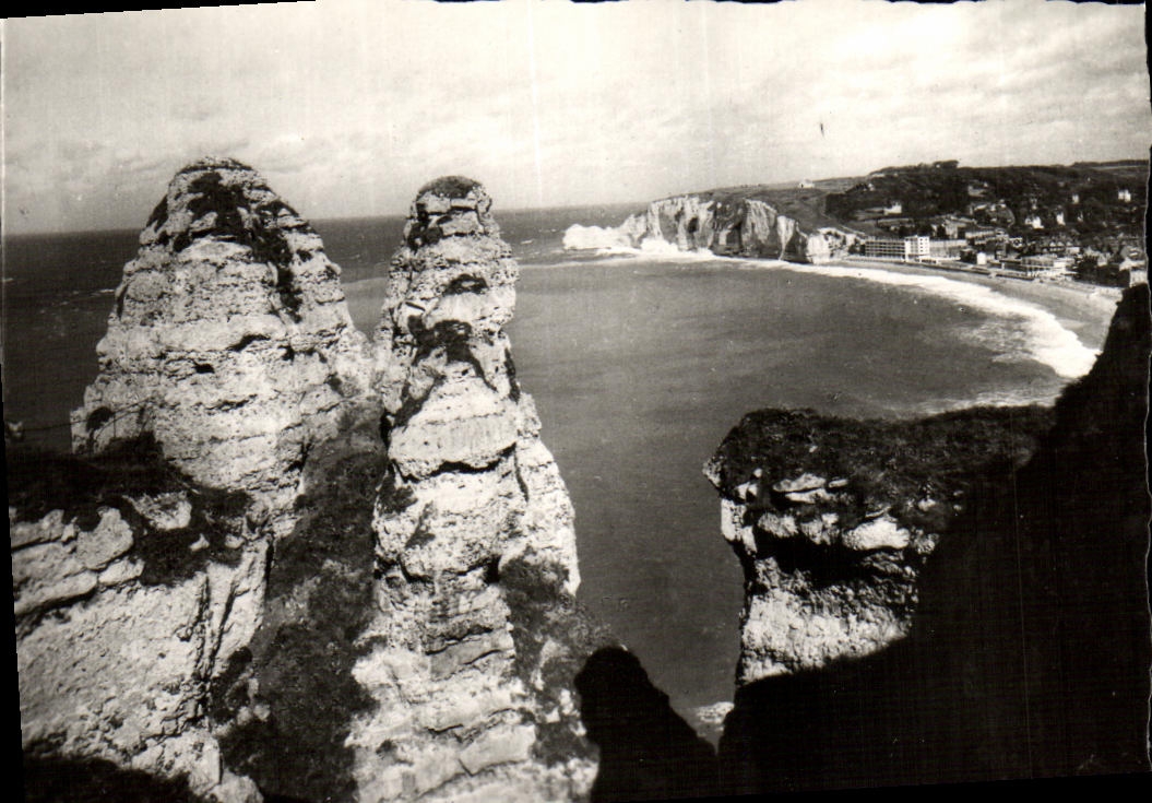 CPM Etretat La Chambre aux Demoiselles et la Porte d Amont