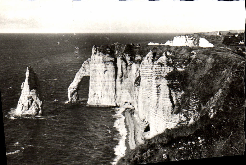 CPM Etretat Les Falaises La Porte d Aval et l Aiguille