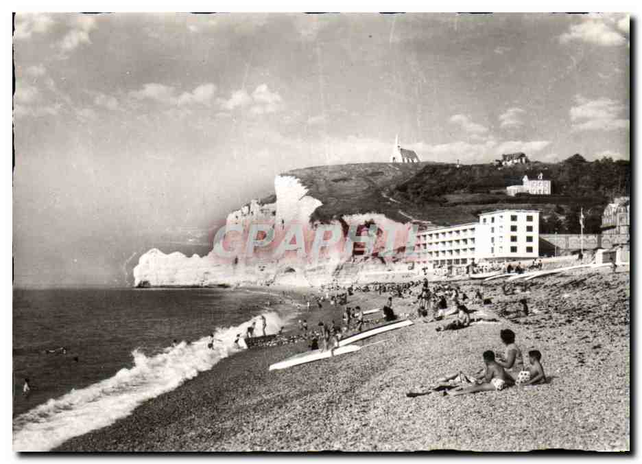 CPM Etretat La Plage et la Falaise D Amont