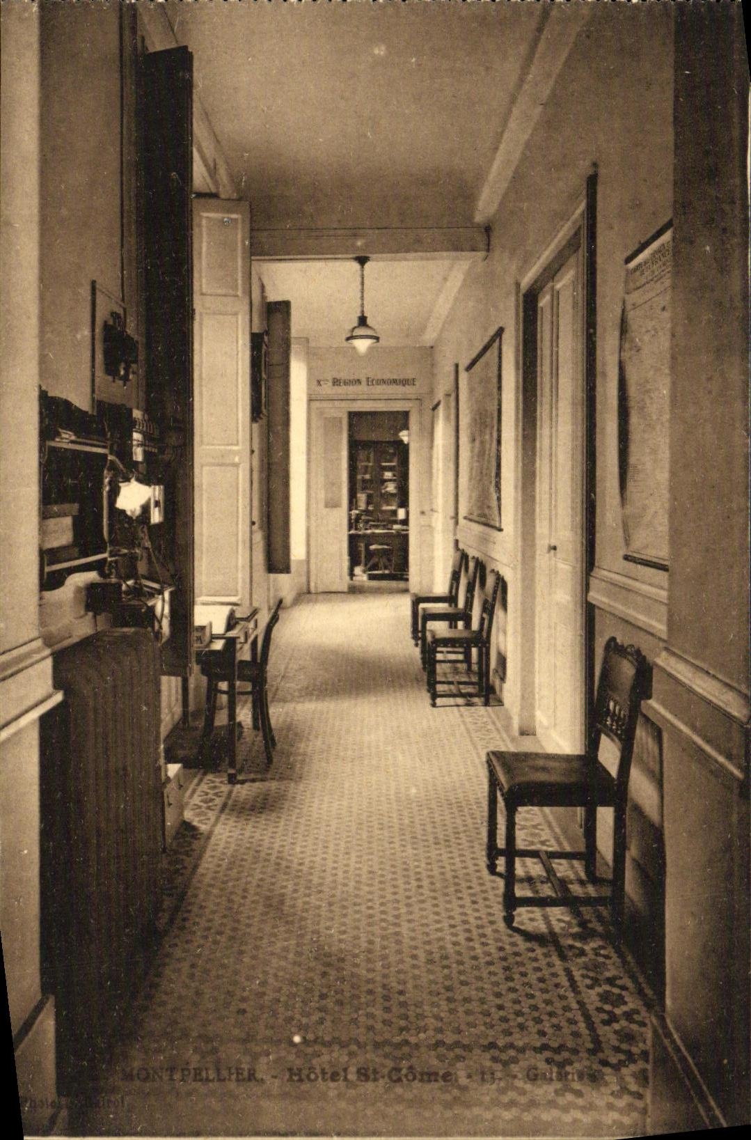Montpellier - Hôtel St-Gôme - Galeries — Intérieur du couloir avec salle « N° Région Économique »