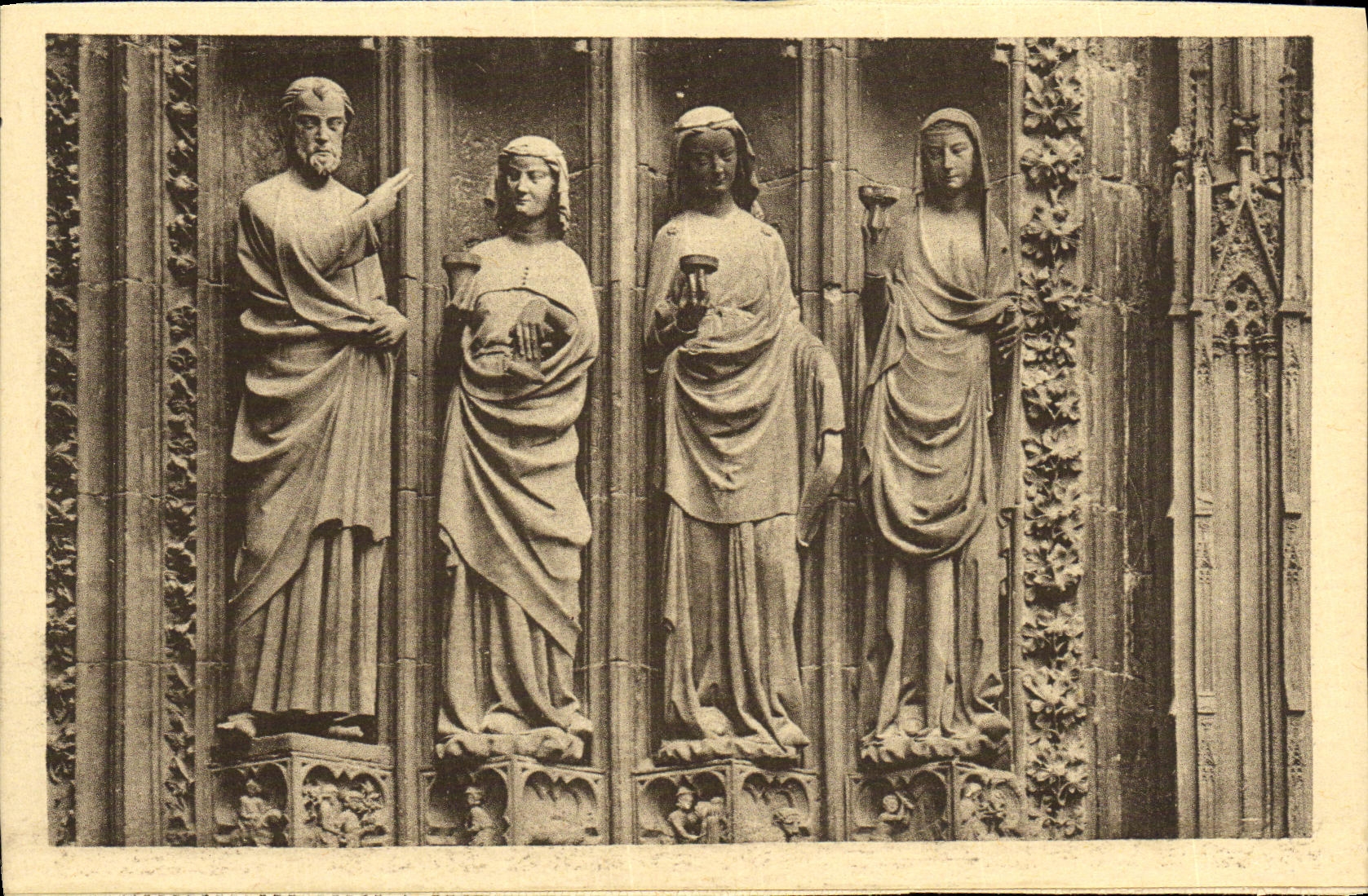 CPA Cathedarle de Strasbourg Statues du Portail lateral de droite