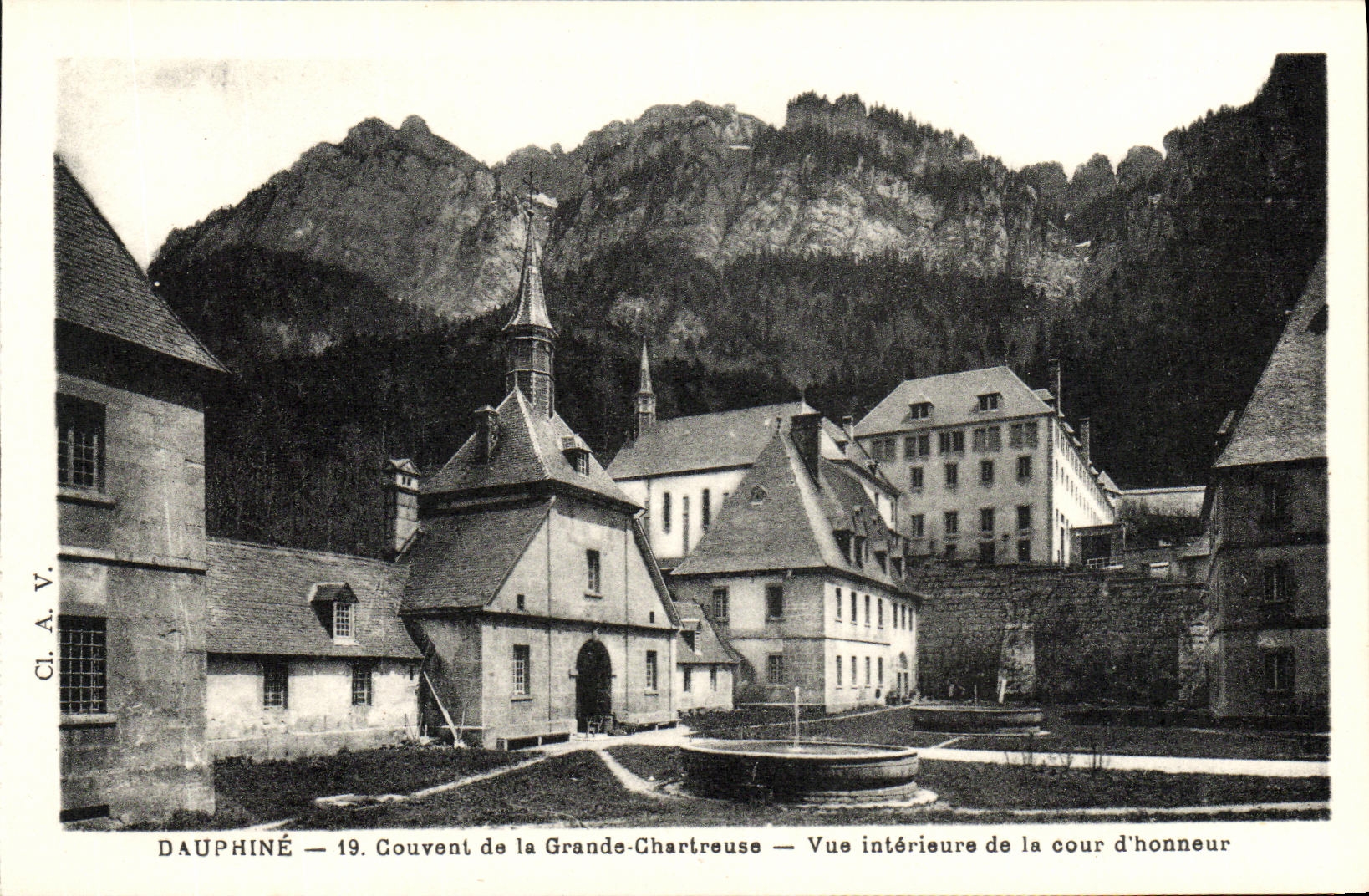 Dauphiné — Couvent de la Grande-Chartreuse — Vue intérieure de la cour d'honneur — Cl.A.V.
